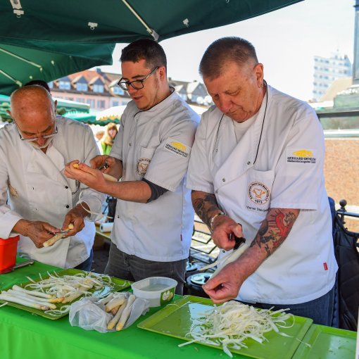 230503 Spargelschälen _ Spargelsuppe Auf Dem Hanauer Wochenmarkt Moritz-göbel005