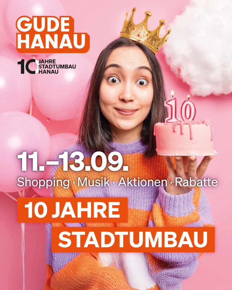 Mädchen mit Geburtstagstorte feiert 10 Jahre Stadtumbau