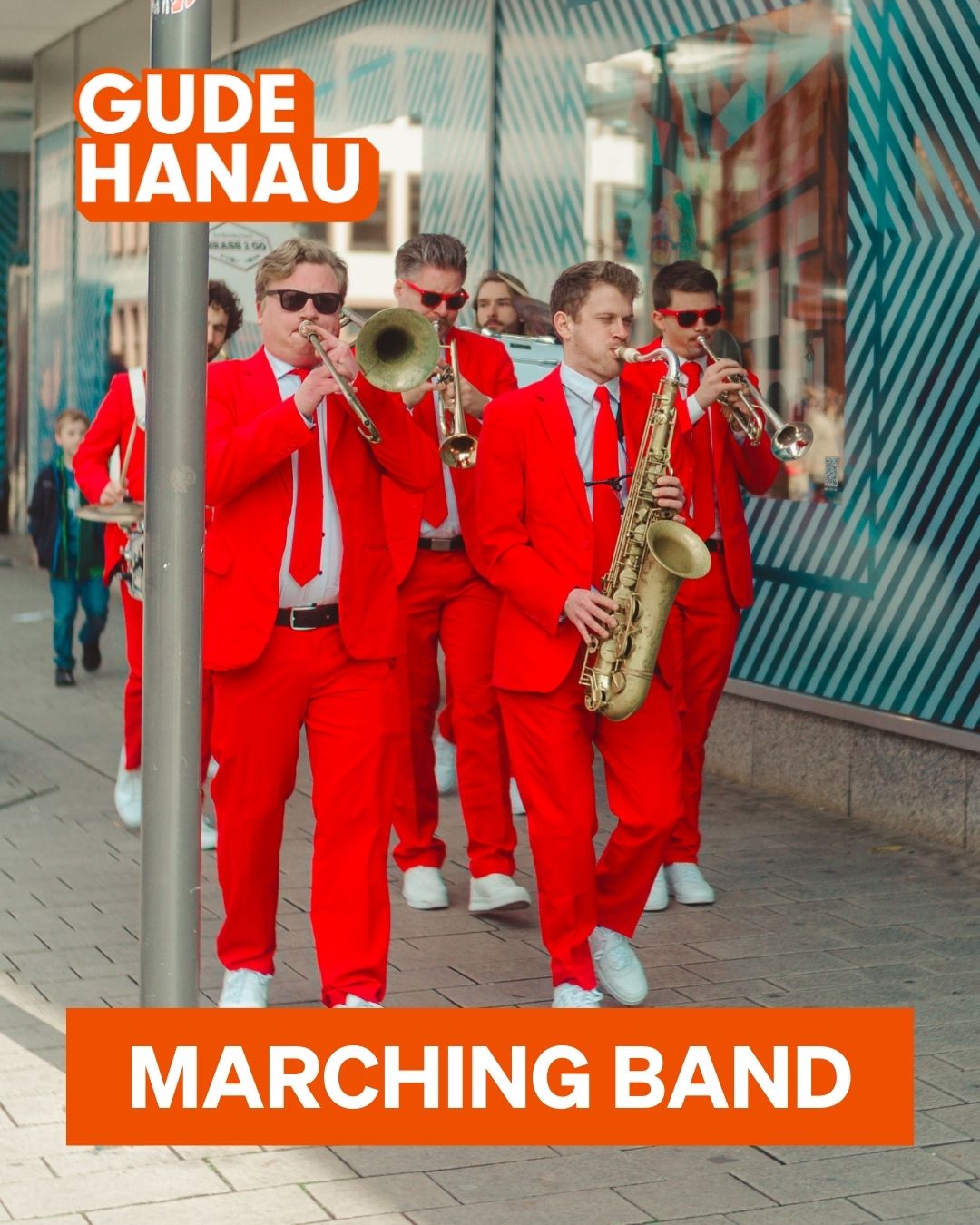 Die Marching Band mit den roten Anzügen