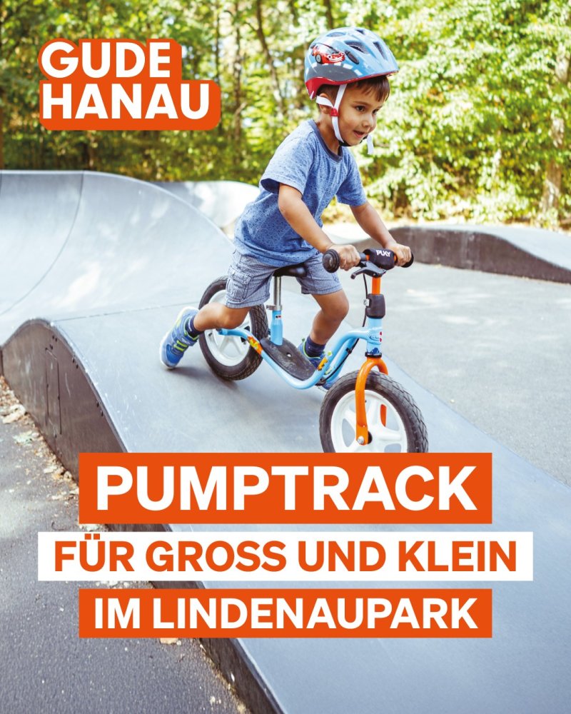 Kind mit Roller auf dem Pumptrack