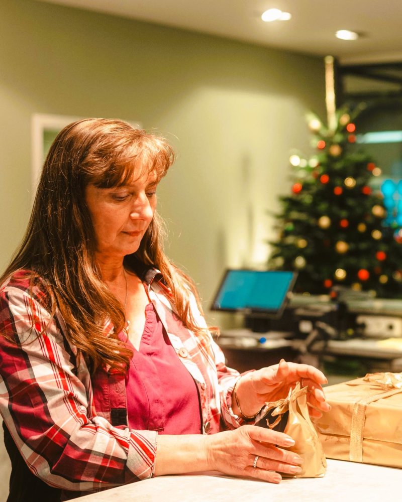 Frau verpackt Weihnachtsgeschenke