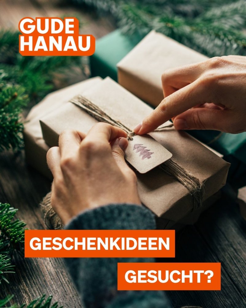 Ein Weihnachtsgeschenk wird verpackt